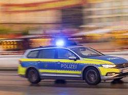Mit Bierflaschen und Fäusten: Rechtsradikale prügeln auf 19-Jährigen in Dresden ein