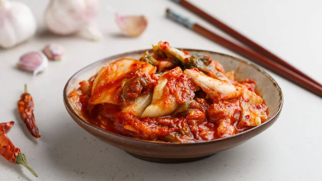 Kimchi-ist-ein-Gericht-der-koreanischen-Kueche-das-aus-Kohl-und-eingelegtem-fermentiertem-Gemuese-mit-roter-Schaerfe-besteht-Kimchi-is-a-dish-of-Korean-cuisine-made-of-cabbage-and-pickled-fermented-vegetables-with-red-hot-pepper-and-garlic-Close-up-selective-focus-Copyright-xZoonar