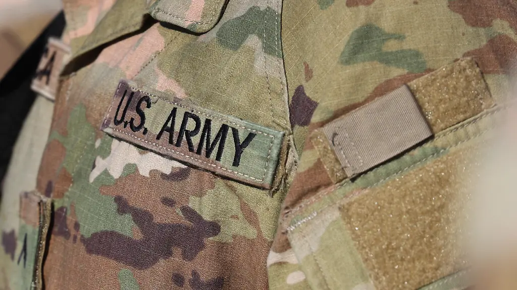 US-Soldaten-sind-auf-dem-Albrecht-Duerer-Airport-neben-einer-soeben-gelandeten-Boing-767-300-angetreten-200-US-Soldaten-die-von-Nuernberg-aus-zum-7th-Army-Training-Command-7th-ATC-in-Grafenwoehr-verlegt-werden-landeten-aus-den-USA-kommend-in-Nuernberg