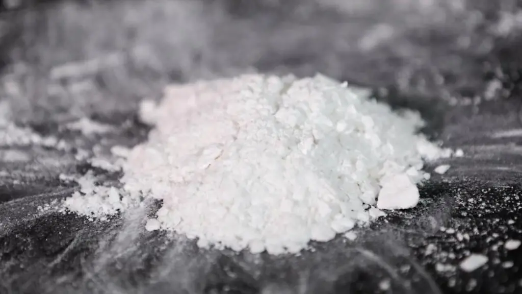 Ein-Haeufchen-Kokain-liegt-auf-einer-Oberflaeche