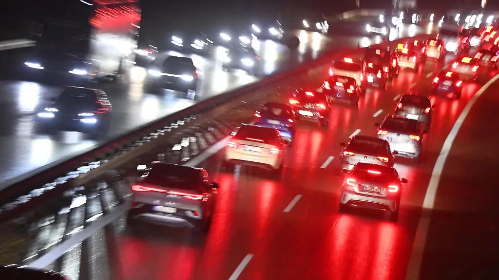 Abendlicher-dichter-Strassenverkehr-auf-der-Autiobahn-A9-bei-Muenchen-Stau-Stop-and-go-zaehfliesend-verstopfte-Hauptverkehrsstrasse-dichter-Strassenverkehr