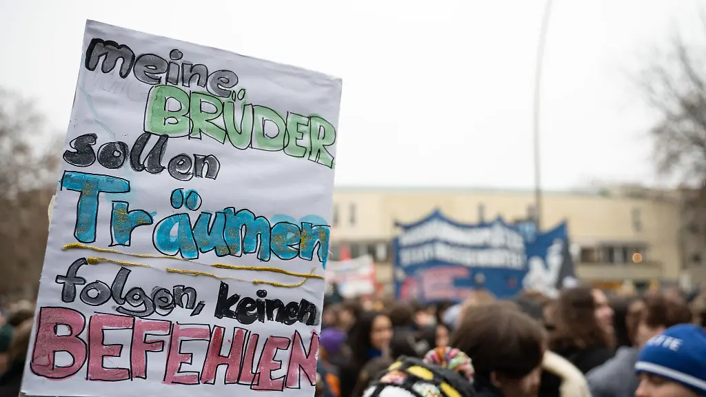 In-vielen-Staedten-Deutschlands-wurde-gegen-das-neue-Wehrdienstgesetz-demonstriert