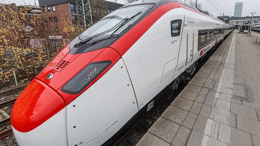 Der-Hochgeschwindigkeitszug-Giruno-faehrt-zwischen-Hamburg-und-Basel