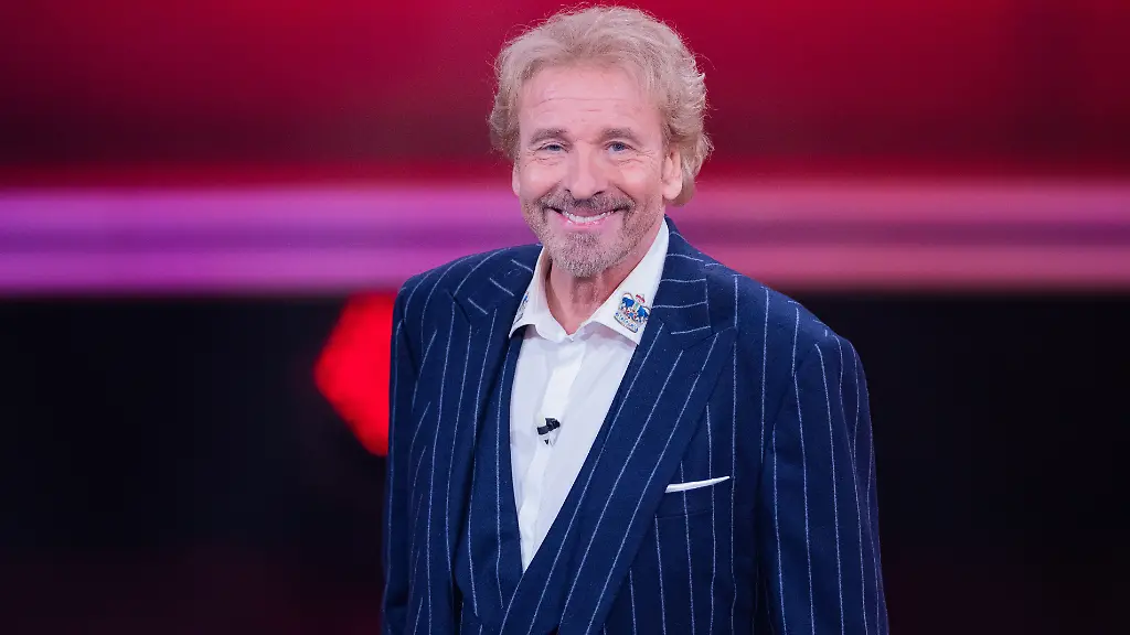 Thomas-Gottschalk-Moderator-steht-beim-RTL-Jahresrueckblick-Menschen-Bilder-Emotionen-2022-im-Studio