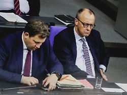 Haltelinie und Mütterrente: Mit Kanzlermehrheit: Bundestag stimmt für Rentenpaket