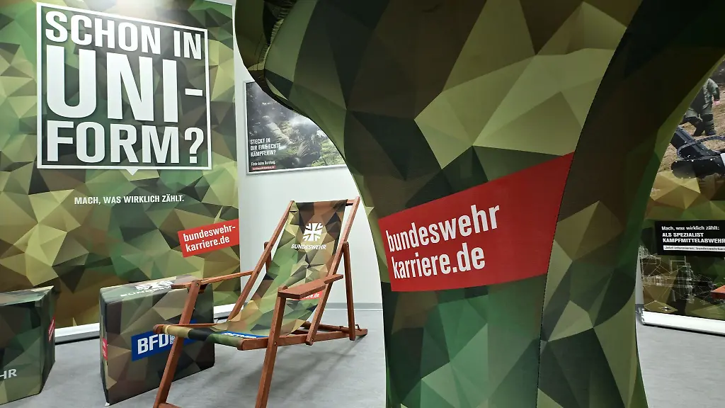 Schueler-im-Suedwesten-demonstrieren-gegen-Wehrdienstgesetz