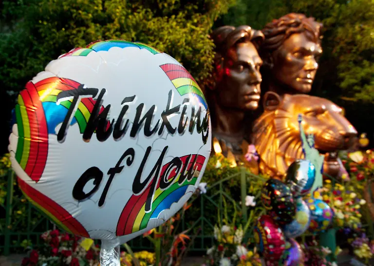 2003-10-07T000000Z-21482300-RP4DRHZOGCAB-RTRMADP-3-ROY-HORN-STATUE