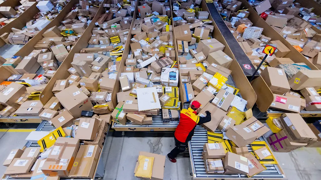 Besser-ohne-Schnuere-oder-Schleifchen-An-Weihnachten-werden-wieder-massenweise-Pakete-versendet-und-die-sollen-rechtzeitig-ankommen
