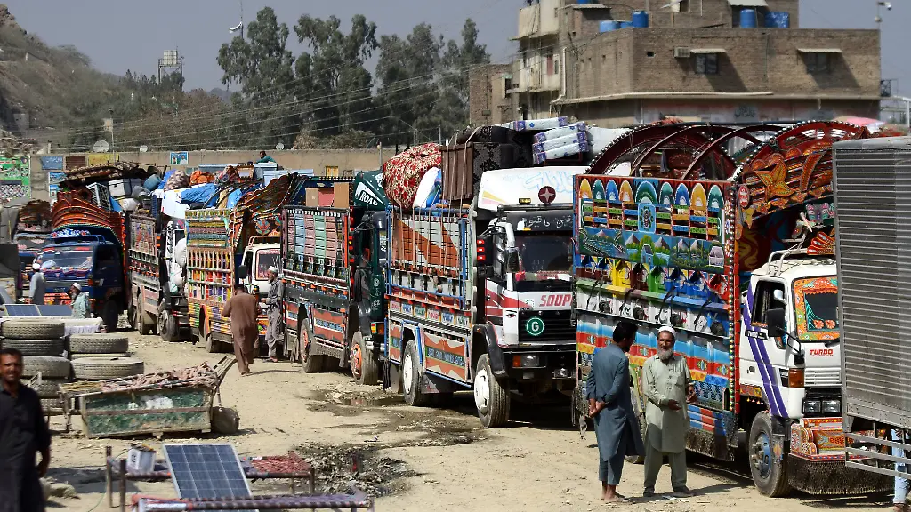 Lastwagen-die-mit-Haushaltsgegenstaenden-afghanischer-Fluechtlinge-beladen-sind-warten-um-die-Torkham-Grenze-in-Richtung-Afghanistan-zu-ueberqueren-Pakistans-Regierung-hat-angekuendigt-nicht-registrierte-Fluechtlinge-aus-dem-Nachbarland-Afghanistan-auszuweisen-was-zur-vermehrten-Ausreise-afghanischer-Fluechtlinge-gefuehrt-hat