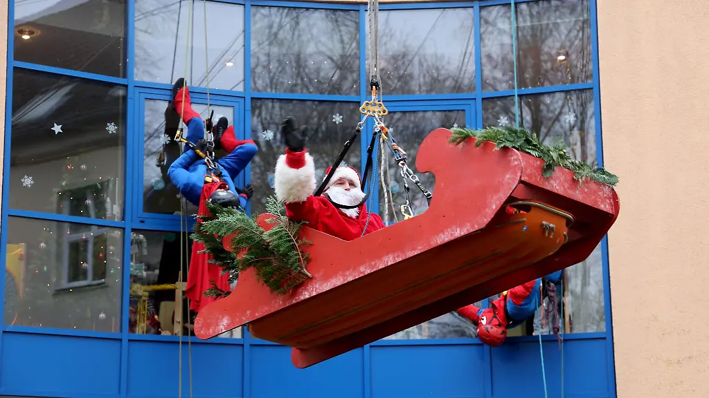 Der-Nikolaus-zu-Besuch-in-der-Klinik-Symbolbild