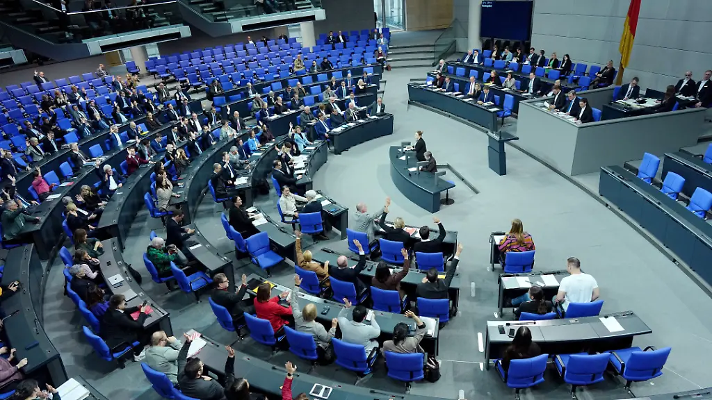 Abgeordnete-stimmen-bei-der-Sitzung-des-Bundestags-zu-Rente-Unterpunkten-ab