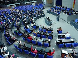 Bundestag verlängert Haltelinie: Verbände kritisieren Rentenpaket als "schlicht unfinanzierbar"