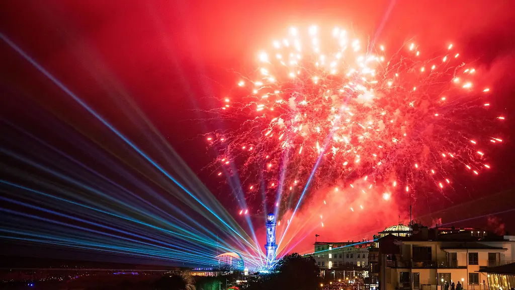 Zehntausende-kommen-jedes-Jahr-zum-Neujahrstag-zum-Warnemuender-Turmleuchten