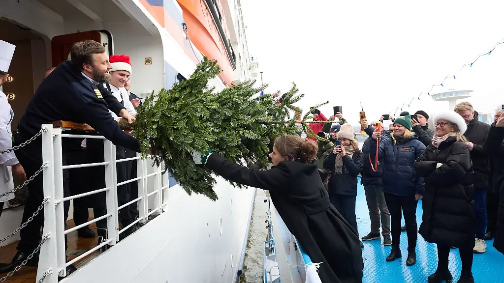 Auch-die-Wirtschaftssenatorin-Melanie-Leonhard-SPD-uebergibt-die-Tannenbaeume