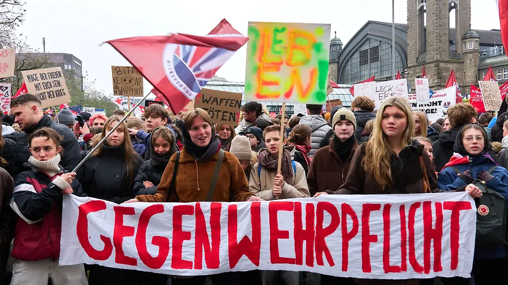 Hunderte-Schuelerinnen-und-Schueler-haben-in-Hamburg-gegen-die-Wehrpflichtplaene-der-Bundesregierung-demonstriert