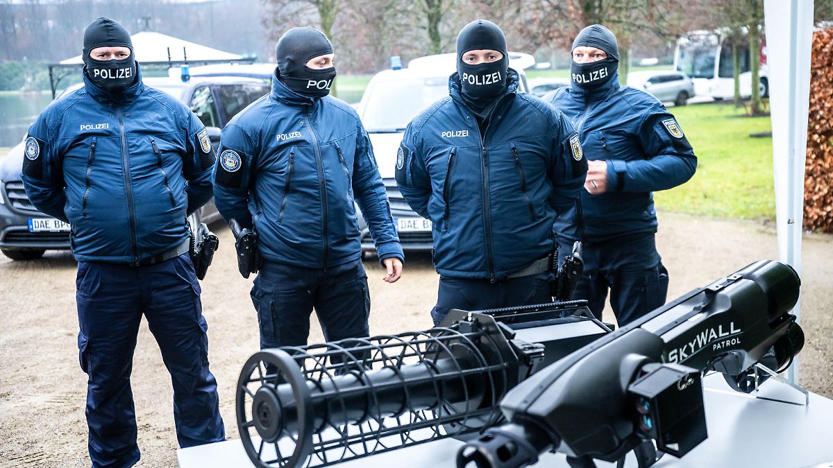 -Kr-fte-schnell-klug-b-ndeln-Dobrindts-Drohnenabwehrzentrum-startet-noch-im-Dezember