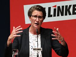 Mehrere Anzeigen bei der Polizei: Linke-Politikerin tritt nach Abreißen von Deutschland-Fahnen zurück