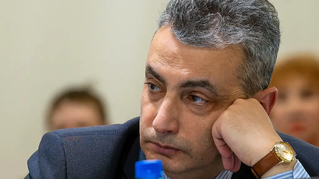 ARCHIV-24-03-2023-Russland-Moskau-Lew-Schlosberg-russischer-Oppositioneller-und-stellvertretender-Vorsitzender-der-Oppositionspartei-Jabloko-nimmt-an-einer-Sitzung-des-politischen-Komitees-der-Partei-teil