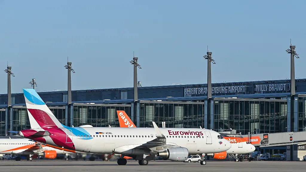 Eurowings-Maschine-am-Flughafen-einsteigen-mit-gutem-Gewissen-weil-man-Klimaschutzprojekte-unterstuetzt-hat