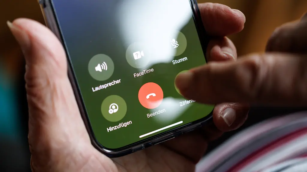 Eine-ueber-90-jaehrige-Frau-fuehrt-am-16-03-2025-in-Norden-Niedersachsen-ein-Telefongespraech
