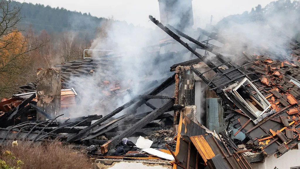 Die-Feuerwehr-war-nach-der-Explosion-in-einem-Wohnhaus-in-Chamerau-auch-am-Nachmittag-mit-Loescharbeiten-beschaeftigt