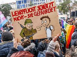 Musterung wird verpflichtend: Tausende Schüler demonstrieren gegen Wehrdienst