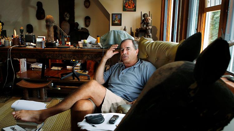 Inmitten afrikanischer Holzskulpturen: Paul Theroux in seinem Haus in East Sandwich, Massachusetts. (Archivbild von Juli 2008)