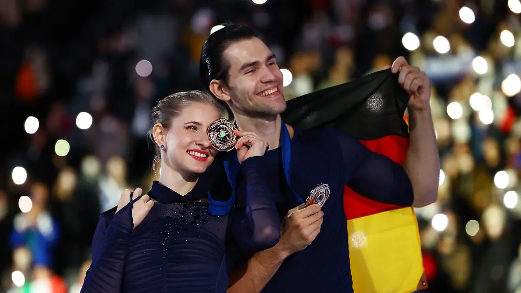 Figure-Skating-ISU-Grand-Prix-of-Figure-Skating-Grand-Prix-Final-Aichi-International-Arena-Nagoya-Japan-December-5-2025-Germany-s-Minerva-Fabienne-Hase-and-Nikita-Volodin-celebrate-with-their-medals-after-finishing-in-third-place-in-the-pairs-free-skating-REUTERS-Issei-Kato