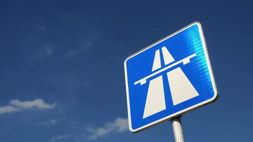 Autobahnschild-an-der-Autobahnauffahrt-bei-Memmingen-Memmingen-Bayern-Deutschland-07-08