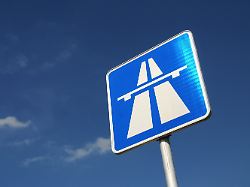 Wende auf Beschleunigungsspur: Auto- und Lkw-Fahrer blockieren A7 für 87-jährige Falschfahrerin