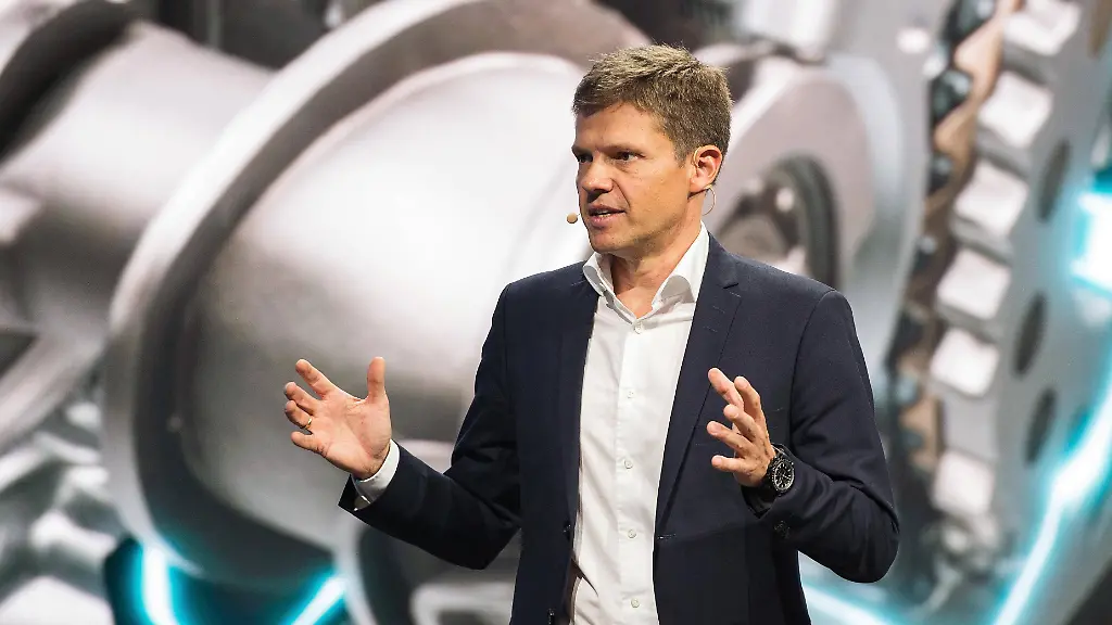 IAA-2019-10-09-2019-Frankfurt-am-Main-x1x-Internationale-Automobil-Ausstellung-2019-Im-Bild-l-r-Auf-dem-Stand-von-Porsche-Vorstellung-neuer-Porsche-Taycan-Sprecher-Stefan-Weckbach-Leiter-des-Elektroauto-Projekts-der-Porsche-AG