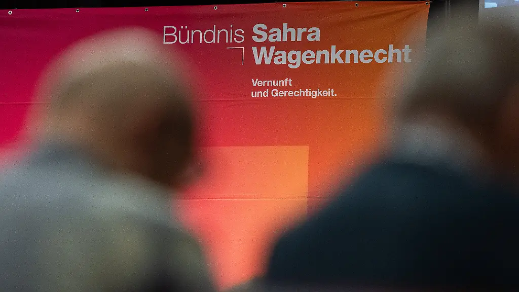 Das-Logo-des-Buendnis-Sahra-Wagenknecht-Vernunft-und-Gerechtigkeit-BSW-ist-auf-einem-Banner-auf-dem-4-Landesparteitag-des-BSW-Landesverband-Sachsen-zur-Neuwahl-des-Landesvorstandes-in-der-Stadthalle-Krone-zu-sehen