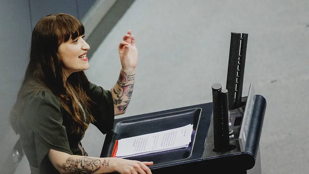 Heidi-Reichinnek-Mitglied-des-Deutschen-Bundestages-Die-Linke-aufgenommen-im-Rahmen-der-Debatte-ueber-das-Rentenpaket-im-Deutschen-Bundestag-in-Berlin-05-12-2025-Die-Junge-Gruppe-der-CDU-CSU-Fraktion-droht-mit-Ablehnung-des-Paketes-was-zu-einer-Krise-der-Koalition-fuehren-koennte