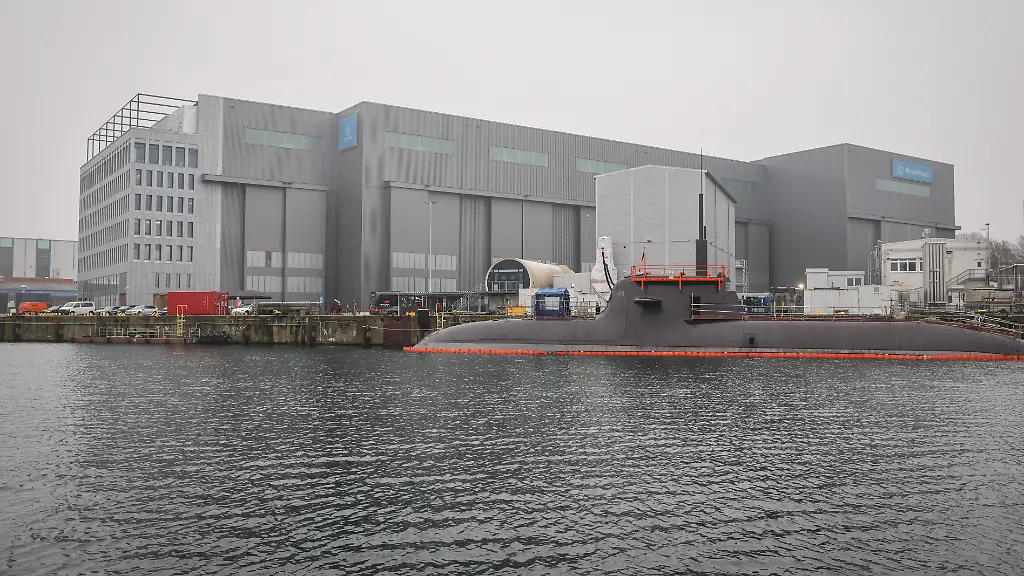 Ein-U-Boot-liegt-vor-der-neuen-Schiffbauhalle-auf-der-Werft-von-Thyssenkrupp-Marine-Systems-TKMS-Unionskanzlerkandidat-Merz-und-Ministerpraesident-Guenther-besuchten-am-Montag-die-Werft