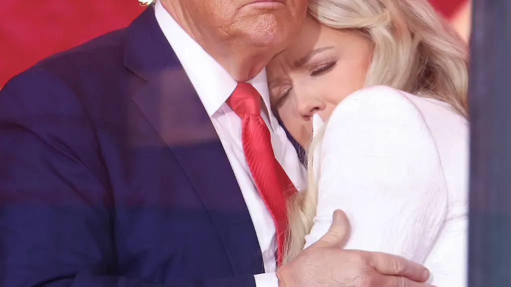 September-21-2025-Glendale-Arizona-USA-President-of-the-United-States-DONALD-TRUMP-and-ERIKA-KIRK-the-widow-of-Charlie-Kirk-at-the-Charlie-Kirk-Memorial-at-State-Farm-Stadium