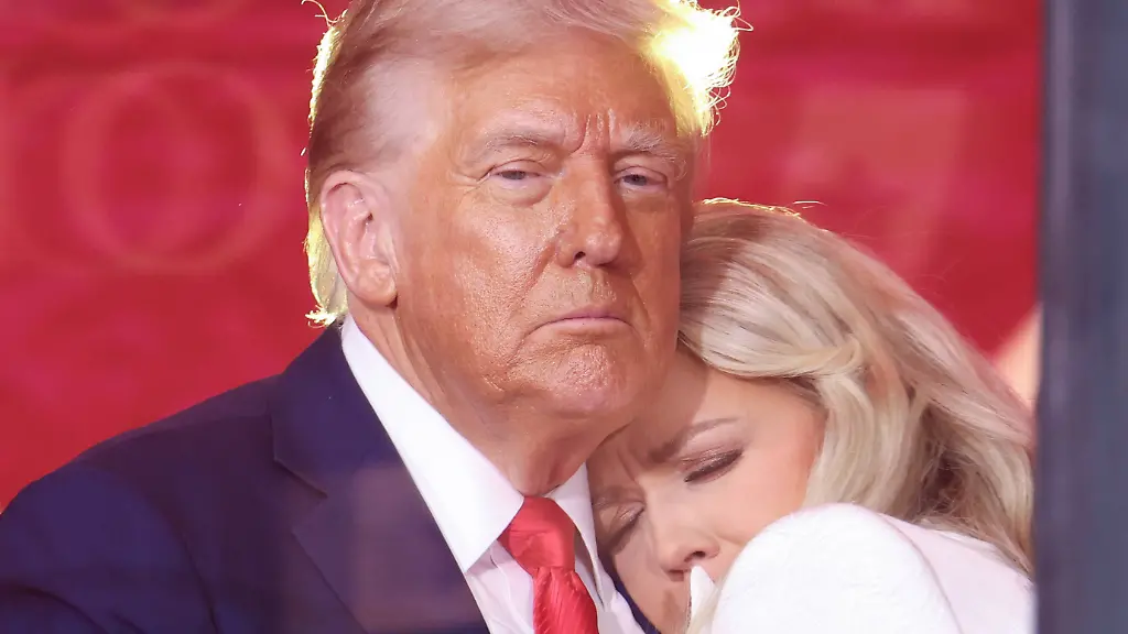 September-21-2025-Glendale-Arizona-USA-President-of-the-United-States-DONALD-TRUMP-and-ERIKA-KIRK-the-widow-of-Charlie-Kirk-at-the-Charlie-Kirk-Memorial-at-State-Farm-Stadium