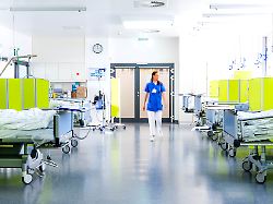 "Größter finanzieller Druck": Krankenkassen erwirtschaften Überschuss - Warken bremst Erwartungen