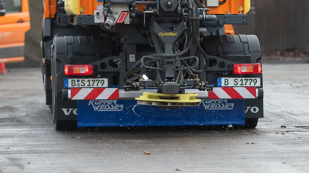 Der-Deutsche-Wetterdienst-warnt-vor-glatten-Strassen-in-Berlin