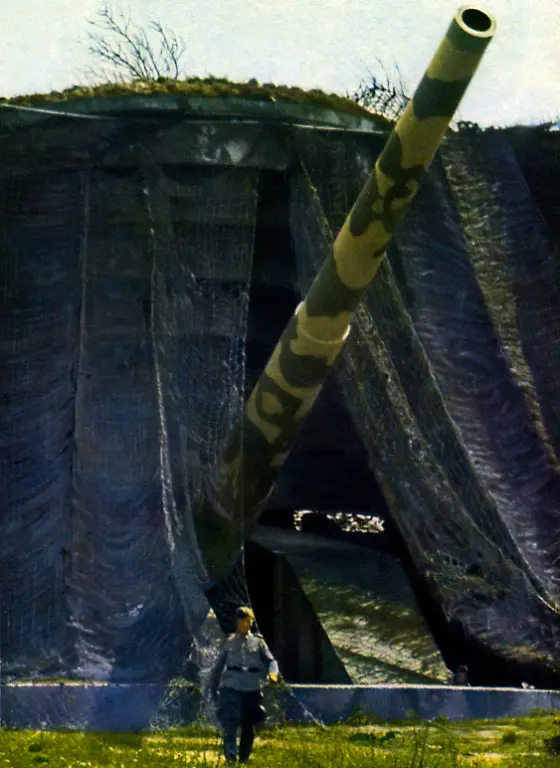 German-heavy-artillery-at-the-Atlantic-Wall-during-World-War-2-System-of-coastal-fortifications-built-between-1942-and-1945-along-the-western-coast-of-Europe-Spanish-postcard-intended-for-supporters-of-Franco-s-Republic-which-was-in-favour-of-the-Third-Reich-Spanish-caption-Artilleria-pesada-alemana-en-la-muralla-del-Atlantico