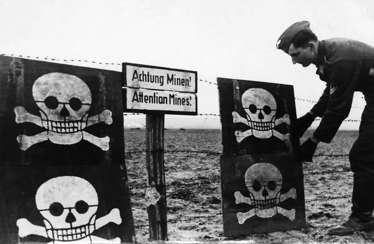 Orig-caption-UeBERALL-AM-ATLANTIKWALL-LAUERT-DER-TOD-An-der-Kanalkueste-hat-er-sich-in-den-Sand-Ecker-und-Wiesen-vergraben-und-ranst-den-Fein-sofort-an-falls-es-ihm-geluesten-sollte-das-Land-zu-betreten-PK-Aufn-Kriegsber-Engelmann-Anm