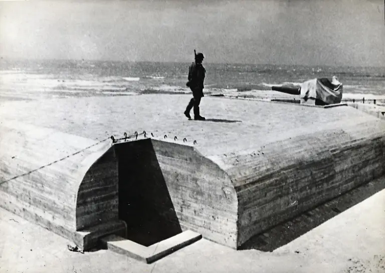 Mur-de-l-Atlantique-1939-1945-Le-mur-de-l-Atlantique-une-sentinelle-de-la-Wermacht-surveille-la-cote-pres-d-une-casemate-en-septembre-1943-Credit-Collection-KHARBINE-TAPABOR