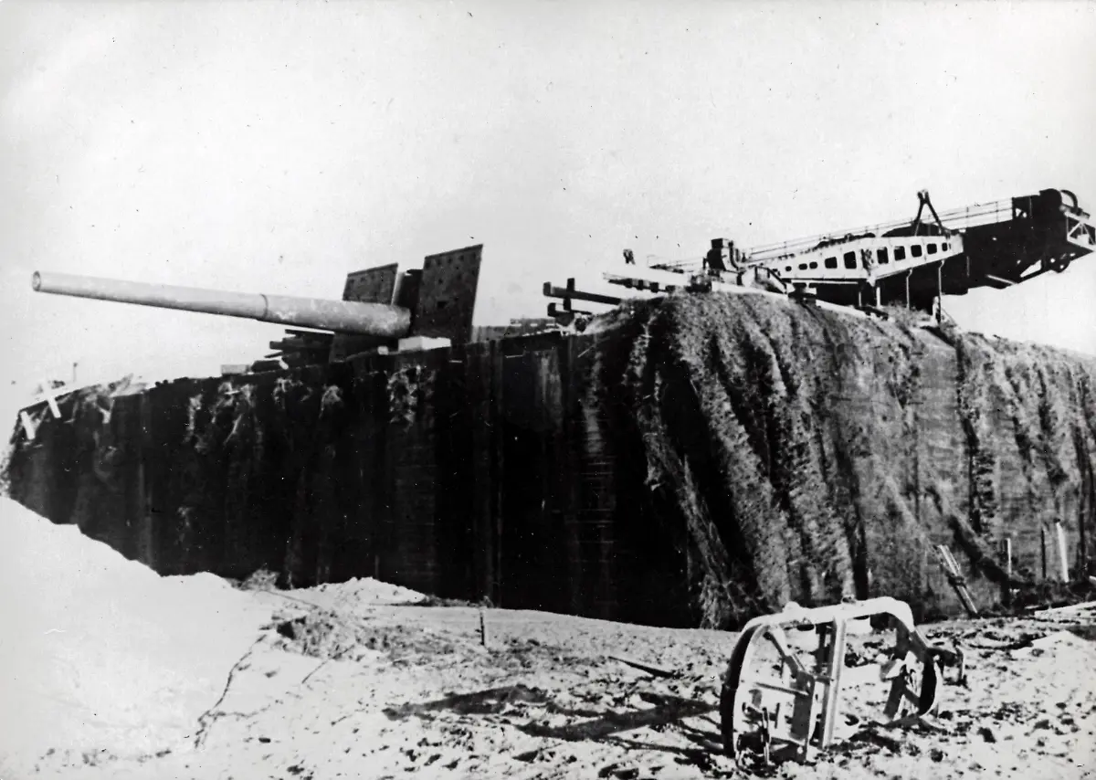 Mur-de-l-Atlantique-1939-1945-Le-mur-de-l-Atlantique-emplacement-d-une-batterie-lourde-amenagee-par-l-organisation-Todt-sur-la-cote-de-l-Atlantique-en-juin-1943-Credit-Collection-KHARBINE-TAPABOR