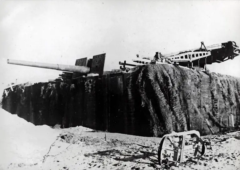 Mur-de-l-Atlantique-1939-1945-Le-mur-de-l-Atlantique-emplacement-d-une-batterie-lourde-amenagee-par-l-organisation-Todt-sur-la-cote-de-l-Atlantique-en-juin-1943-Credit-Collection-KHARBINE-TAPABOR