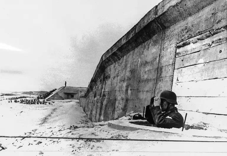 FRANCE-Atlantic-coast-1940s-Orig-caption-DER-ATLANTIKWALL-IN-ABWEHBEREITSCHAFT-Schwere-Bunker-und-Verteidigungsanlagen-schuetzen-Europa-vor-Angriffen-unserer-westlichen-Gegner-In-kluger-Voraussicht-wie-schon-am-Westwall-wurde-hier-an-alles-gedacht-Steile-Panzermauern-verbinden-die-Bunkers-untereinander-und-riegeln-so-die-Kueste-an-besonders-gefaehrdeten-Stellen-ab-Sichern-sind-in-kurzen-Abstaenden-MG-Schuetzen-und-Grabatwerferstaende-ingebentet
