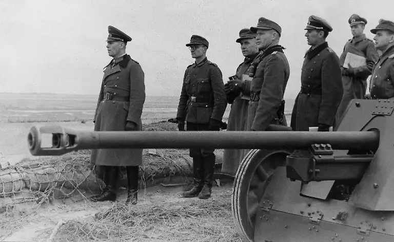 Eingeschraenkte-Rechte-fuer-bestimmte-redaktionelle-Kunden-in-Deutschland-Limited-rights-for-specific-editorial-clients-in-Germany-ERWIN-ROMMEL-1891-1944-nGerman-Field-Marshal-Rommel-commander-of-the-German-Afrika-Korps-inspecting-the-German-position-at-the-Atlantic-Wall-near-Fecamp-Normandy-France-Photographed-17-January-1944