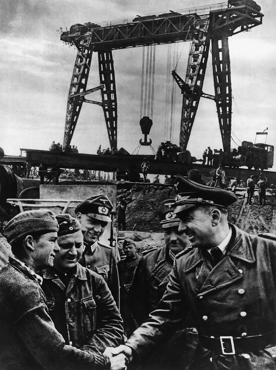 Fritz-Todt-am-Atlantikwall-Foto-1940-Todt-Fritz-Bauingenieur-und-Politiker-NSDAP-Pforzheim-4-9-1891-Flugzeugabsturz-bei-Rastenburg-8-2-1942-Reichsminister-Todt-besichtigt-Gross-baustellen-der-O-T-Organisation-Todt-am-Atlantikwall-Foto-Herbst-1940