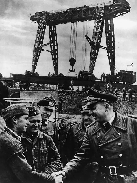 Fritz-Todt-am-Atlantikwall-Foto-1940-Todt-Fritz-Bauingenieur-und-Politiker-NSDAP-Pforzheim-4-9-1891-Flugzeugabsturz-bei-Rastenburg-8-2-1942-Reichsminister-Todt-besichtigt-Gross-baustellen-der-O-T-Organisation-Todt-am-Atlantikwall-Foto-Herbst-1940