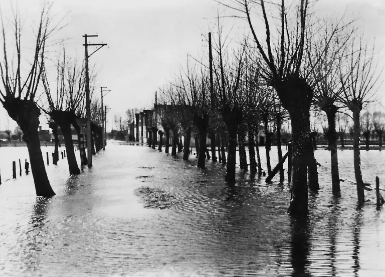 Geflutete-Teile-des-Hinterlandes-des-Atlantikwalles-Dadurch-sollten-u-a-die-Landung-von-Fallschirmjaegern-erschwert-werden