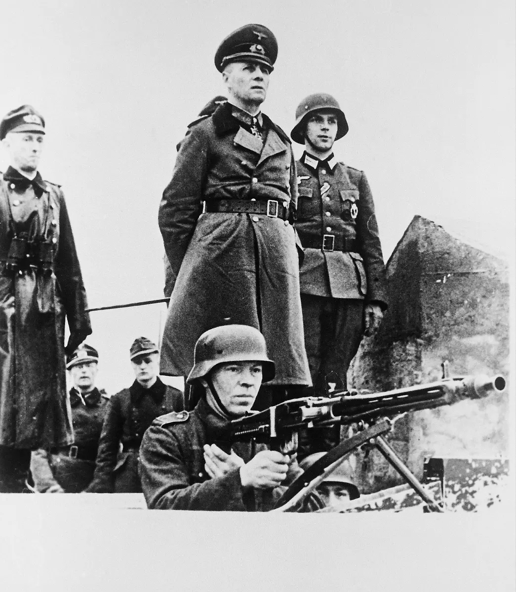 Rommel-Erwin-Generalfeldmarschall-Heidenheim-15-11-1891-Selbstmord-Herrlingen-b-Ulm-14-10-1944-Rommel-Mitte-wohnt-einer-Abwehruebung-in-einem-Abschnitt-des-Atlantikwalls-bei-PK-Foto-Jesse-12-Februar-1944