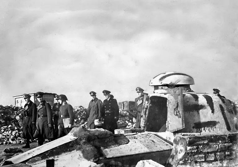 Im-Rahmen-seiner-Besichtigungsreise-im-Westen-besuchte-Generalfeldmarschall-Rommel-die-deutschen-Verteidigungsanlagen-an-der-franzoesischen-Kanalkueste-Er-inspiziert-vor-allem-die-Bunkeranlagen-des-Atlantikwalls-die-als-erste-der-alliierten-Invasion-ausgesetzt-sein-wuerden